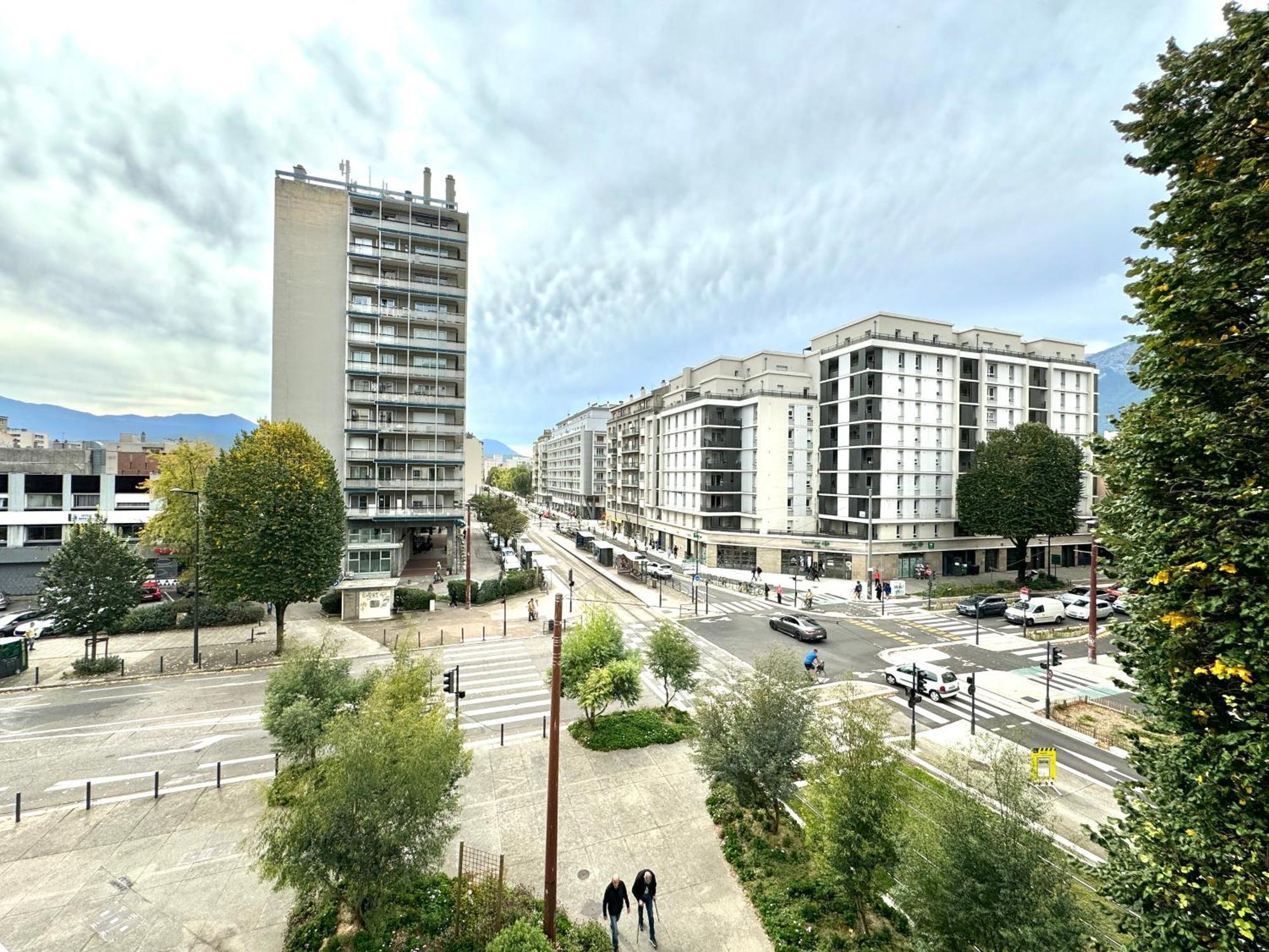 Le City Centre-Ville Trams Grenoble Exterior photo